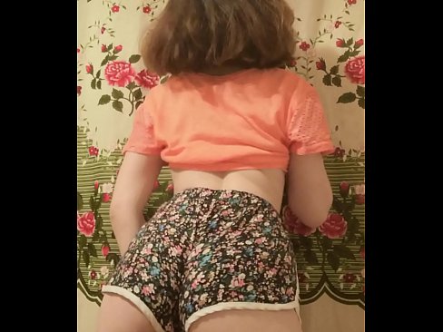 ❤️ 性感的年轻宝贝在镜头前脱下她的短裤 ❤️ Sex video ❌️
