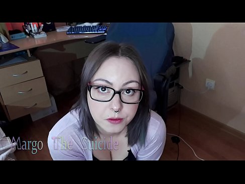 ❤️ 性感的眼镜女孩在镜头前深深地吸吮假阳具 ❤️ Sex video ❌️