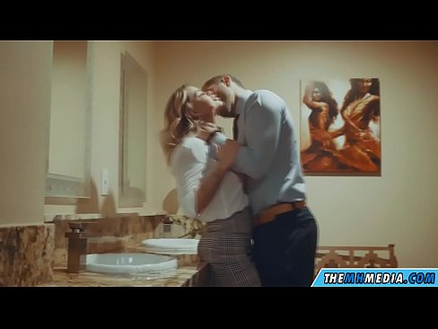 ❤️ 当一个胸大无脑的金发女郎在公共厕所里勾引你时 ❤️ Sex video ❌️